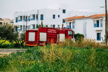 Paphos Kıbrıs Rum Kesimi 05 Mart 2020 Paphos yakınlarındaki bir çalı yangınında müdahale sahasında bir Kıbrıs itfaiye aracı görülüyor