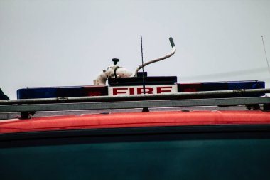 Paphos Kıbrıs Rum Kesimi 05 Mart 2020 Paphos yakınlarındaki bir çalı yangınında müdahale sahasında bir Kıbrıs itfaiye aracı görülüyor