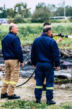 Paphos Kıbrıs Rum Kesimi 04 Mart 2020 'de Kıbrıs Rum itfaiyecisinin Paphos yakınlarında çıkan yangını söndürdüğü görülüyor