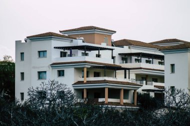 Paphos Kıbrıs Rum Kesimi 06 Mart 2020 Öğleden sonra Paphos sokaklarında bir binanın ön cephesi