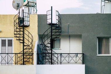 Paphos Kıbrıs Rum Kesimi 06 Mart 2020 Öğleden sonra Paphos sokaklarında bir binanın ön cephesi