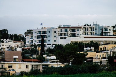 Paphos Kıbrıs Rum Kesimi 06 Mart 2020 Öğleden sonra Paphos sokaklarında bir binanın ön cephesi