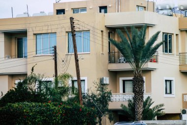 Paphos Kıbrıs Rum Kesimi 06 Mart 2020 Öğleden sonra Paphos sokaklarında bir binanın ön cephesi