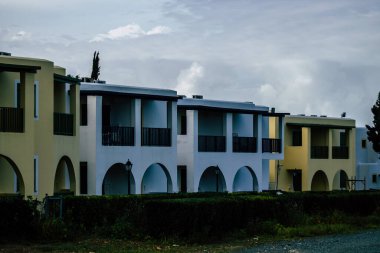 Paphos Kıbrıs Rum Kesimi 06 Mart 2020 Öğleden sonra Paphos sokaklarında bir binanın ön cephesi