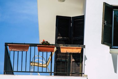 Paphos Kıbrıs Rum Kesimi 06 Mart 2020 Öğleden sonra Paphos sokaklarında bir binanın ön cephesi