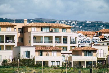 Paphos Kıbrıs Rum Kesimi 06 Mart 2020 Öğleden sonra Paphos sokaklarında bir binanın ön cephesi