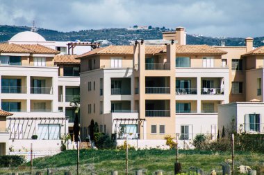 Paphos Kıbrıs Rum Kesimi 06 Mart 2020 Öğleden sonra Paphos sokaklarında bir binanın ön cephesi