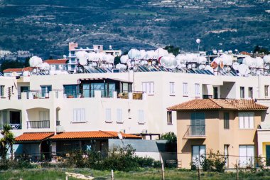 Paphos Kıbrıs Rum Kesimi 06 Mart 2020 Öğleden sonra Paphos sokaklarında bir binanın ön cephesi