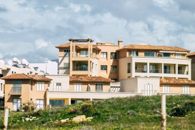 Paphos Kıbrıs Rum Kesimi 06 Mart 2020 Öğleden sonra Paphos sokaklarında bir binanın ön cephesi