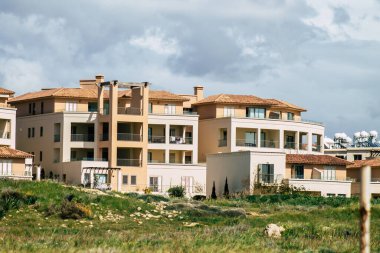 Paphos Kıbrıs Rum Kesimi 06 Mart 2020 Öğleden sonra Paphos sokaklarında bir binanın ön cephesi