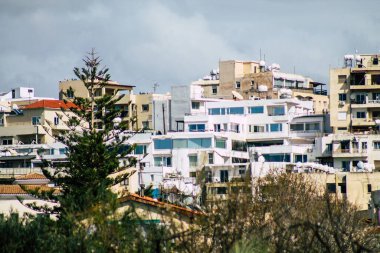 Paphos Kıbrıs Rum Kesimi 06 Mart 2020 Öğleden sonra Paphos sokaklarında bir binanın ön cephesi