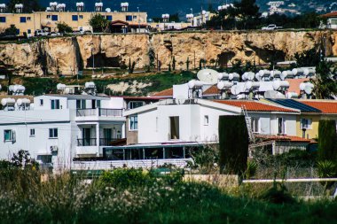 Paphos Kıbrıs Rum Kesimi 06 Mart 2020 Öğleden sonra Paphos sokaklarında bir binanın ön cephesi