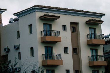 Paphos Kıbrıs Rum Kesimi 06 Mart 2020 Öğleden sonra Paphos sokaklarında bir binanın ön cephesi