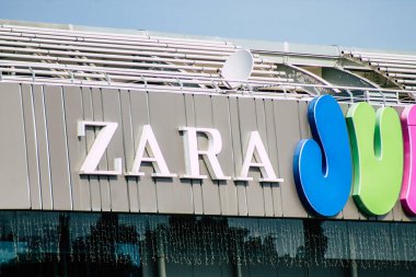 Paphos Kıbrıs Rum Kesimi 06 Mart 2020 Öğleden sonra Paphos sokaklarında ticari bir tabela