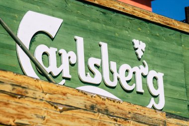 Paphos Kıbrıs Rum Kesimi 06 Mart 2020 Öğleden sonra Paphos sokaklarında ticari bir tabela