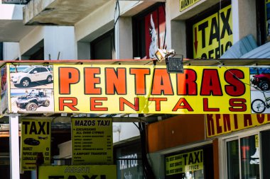 Paphos Kıbrıs Rum Kesimi 06 Mart 2020 Öğleden sonra Paphos sokaklarında ticari bir tabela