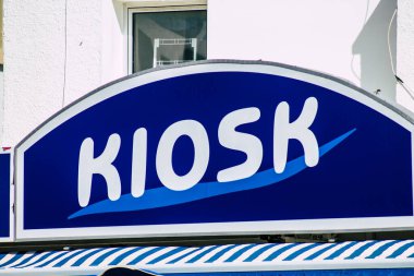 Paphos Kıbrıs Rum Kesimi 06 Mart 2020 Öğleden sonra Paphos sokaklarında ticari bir tabela