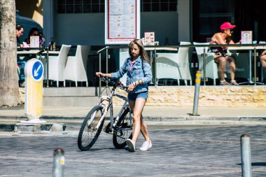 Paphos Kıbrıs Rum Kesimi 06 Mart 2020 Öğleden sonra Paphos sokaklarında yürüyen kimliği belirsiz turist görüntüsü