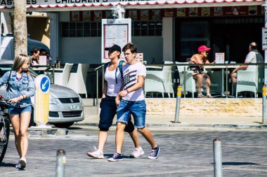 Paphos Kıbrıs Rum Kesimi 06 Mart 2020 Öğleden sonra Paphos sokaklarında yürüyen kimliği belirsiz turist görüntüsü
