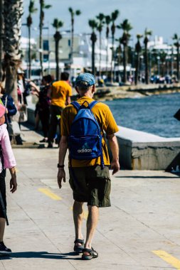 Paphos Kıbrıs Rum Kesimi 06 Mart 2020 Öğleden sonra Paphos sokaklarında yürüyen kimliği belirsiz turist görüntüsü