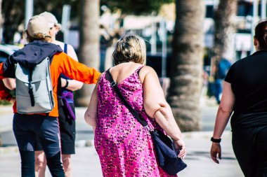 Paphos Kıbrıs Rum Kesimi 06 Mart 2020 Öğleden sonra Paphos sokaklarında yürüyen kimliği belirsiz turist görüntüsü