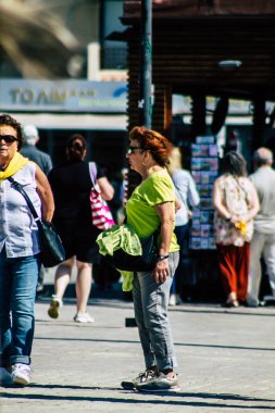 Paphos Kıbrıs Rum Kesimi 06 Mart 2020 Öğleden sonra Paphos sokaklarında yürüyen kimliği belirsiz turist görüntüsü