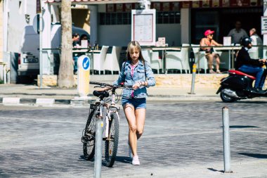 Paphos Kıbrıs Rum Kesimi 06 Mart 2020 Öğleden sonra Paphos sokaklarında yürüyen kimliği belirsiz turist görüntüsü