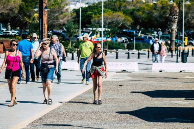 Paphos Kıbrıs Rum Kesimi 06 Mart 2020 Öğleden sonra Paphos sokaklarında yürüyen kimliği belirsiz turist görüntüsü
