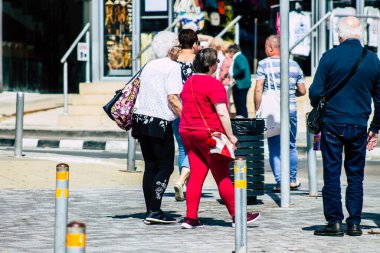 Paphos Kıbrıs Rum Kesimi 06 Mart 2020 Öğleden sonra Paphos sokaklarında yürüyen kimliği belirsiz turist görüntüsü