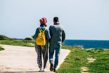 Paphos Kıbrıs Rum Kesimi 06 Mart 2020 Öğleden sonra Paphos sokaklarında yürüyen kimliği belirsiz turist görüntüsü