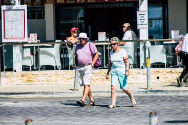 Paphos Kıbrıs Rum Kesimi 06 Mart 2020 Öğleden sonra Paphos sokaklarında yürüyen kimliği belirsiz turist görüntüsü