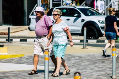 Paphos Kıbrıs Rum Kesimi 06 Mart 2020 Öğleden sonra Paphos sokaklarında yürüyen kimliği belirsiz turist görüntüsü