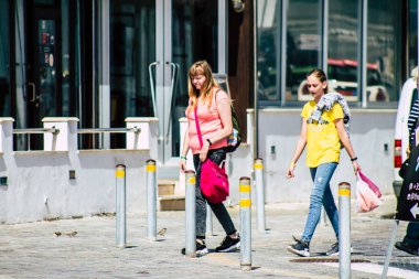 Paphos Kıbrıs Rum Kesimi 06 Mart 2020 Öğleden sonra Paphos sokaklarında yürüyen kimliği belirsiz turist görüntüsü