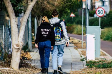 Paphos Kıbrıs Rum Kesimi 06 Mart 2020 Öğleden sonra Paphos sokaklarında yürüyen kimliği belirsiz turist görüntüsü