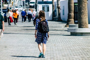 Paphos Kıbrıs Rum Kesimi 06 Mart 2020 Öğleden sonra Paphos sokaklarında yürüyen kimliği belirsiz turist görüntüsü