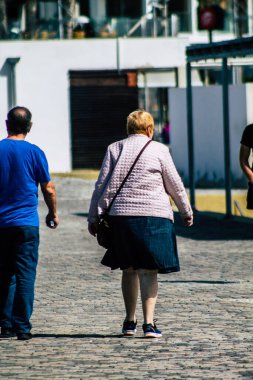 Paphos Kıbrıs Rum Kesimi 06 Mart 2020 Öğleden sonra Paphos sokaklarında yürüyen kimliği belirsiz turist görüntüsü
