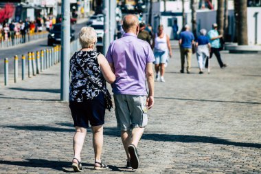 Paphos Kıbrıs Rum Kesimi 06 Mart 2020 Öğleden sonra Paphos sokaklarında yürüyen kimliği belirsiz turist görüntüsü