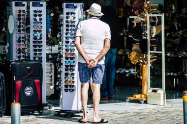 Paphos Kıbrıs Rum Kesimi 06 Mart 2020 Öğleden sonra Paphos sokaklarında yürüyen kimliği belirsiz turist görüntüsü