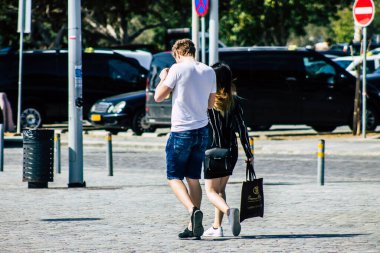 Paphos Kıbrıs Rum Kesimi 06 Mart 2020 Öğleden sonra Paphos sokaklarında yürüyen kimliği belirsiz turist görüntüsü