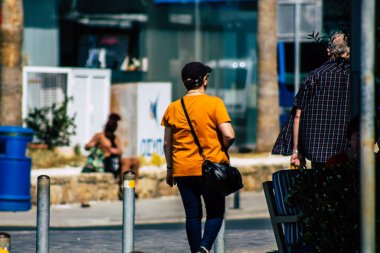 Paphos Kıbrıs Rum Kesimi 06 Mart 2020 Öğleden sonra Paphos sokaklarında yürüyen kimliği belirsiz turist görüntüsü