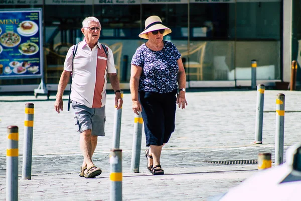 パフォスキプロス2020年3月6日午後にパフォスの街を歩く正体不明の観光客の眺め — ストック写真