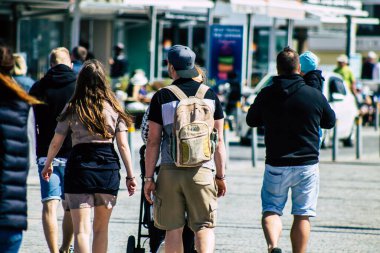 Paphos Kıbrıs Rum Kesimi 06 Mart 2020 Öğleden sonra Paphos sokaklarında yürüyen kimliği belirsiz turist görüntüsü