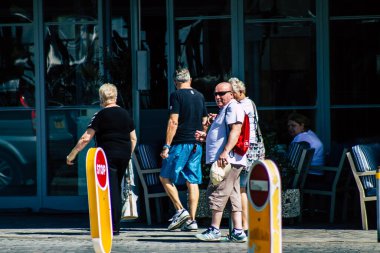 Paphos Kıbrıs Rum Kesimi 06 Mart 2020 Öğleden sonra Paphos sokaklarında yürüyen kimliği belirsiz turist görüntüsü