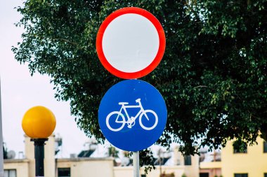 Paphos Kıbrıs Rum Kesimi 06 Mart 2020 'de öğleden sonra Paphos kentinde sokak tabelasının görüntüsü