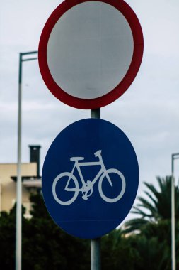 Paphos Kıbrıs Rum Kesimi 06 Mart 2020 'de öğleden sonra Paphos kentinde sokak tabelasının görüntüsü