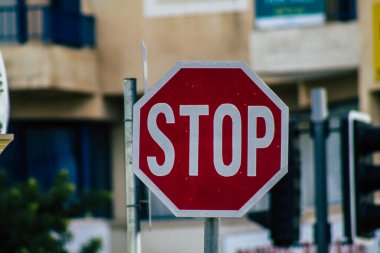 Paphos Kıbrıs Rum Kesimi 06 Mart 2020 'de öğleden sonra Paphos kentinde sokak tabelasının görüntüsü