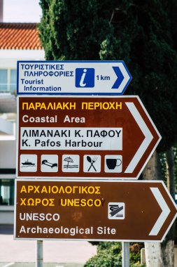 Paphos Kıbrıs Rum Kesimi 06 Mart 2020 'de öğleden sonra Paphos kentinde sokak tabelasının görüntüsü