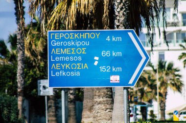 Paphos Kıbrıs Rum Kesimi 06 Mart 2020 'de öğleden sonra Paphos kentinde sokak tabelasının görüntüsü