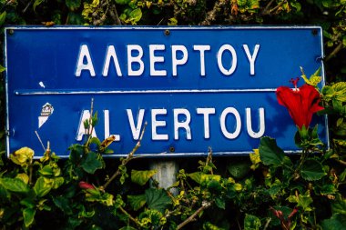 Paphos Kıbrıs Rum Kesimi 06 Mart 2020 'de öğleden sonra Paphos kentinde sokak tabelasının görüntüsü