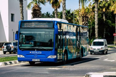 Paphos Kıbrıs Rum Kesimi 06 Mart 2020 'de öğleden sonra Paphos sokaklarında dolaşan geleneksel bir halk otobüsünün görüntüsü